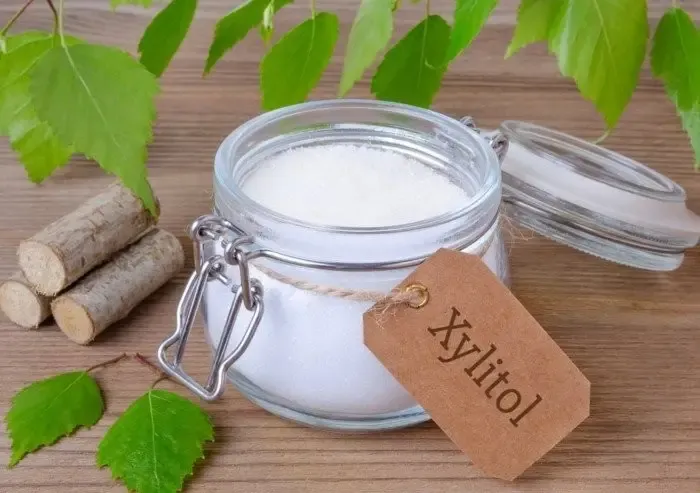 چگونه زایلیتول به کاهش پوسیدگی دندان در محصولات خوراکی کمک می‌کند؟